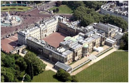 Красивый Букингемский дворец в Лондоне