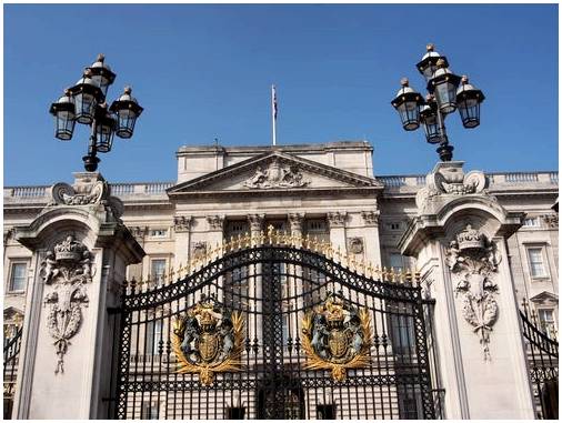Красивый Букингемский дворец в Лондоне