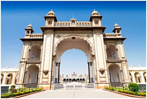 Великолепный дворец Майсур в Индии