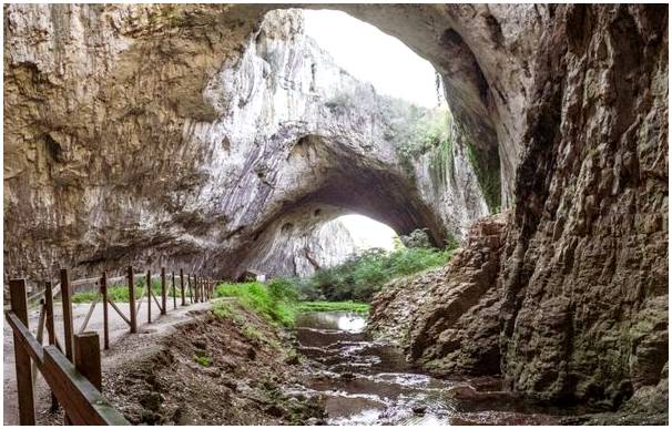 Впечатляющая пещера Деветашка в Болгарии.