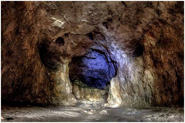 Впечатляющая пещера Деветашка в Болгарии.
