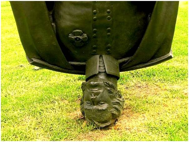 Перевёрнутая статуя Шарля Ла Троба в Мельбурне