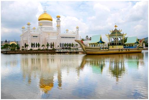 Просторы дворца Нурул Иман в Брунее