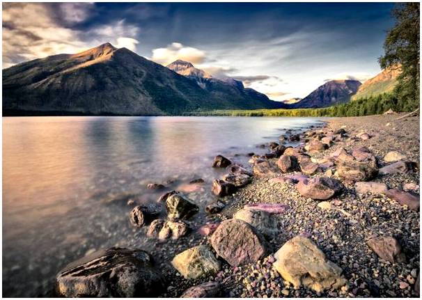 Озеро Макдональд и его красочные скалы