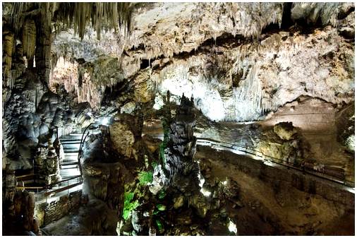 Познакомьтесь с самыми невероятными пещерами Испании.