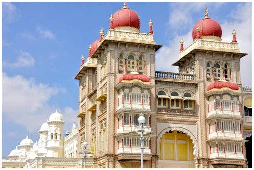 Диковинки роскошного дворца Майсура в Индии.