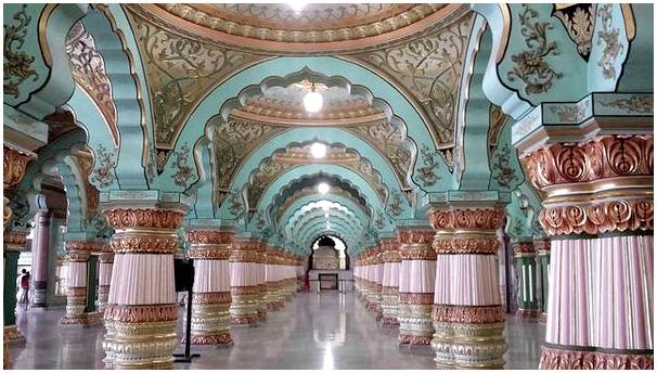 Диковинки роскошного дворца Майсура в Индии.