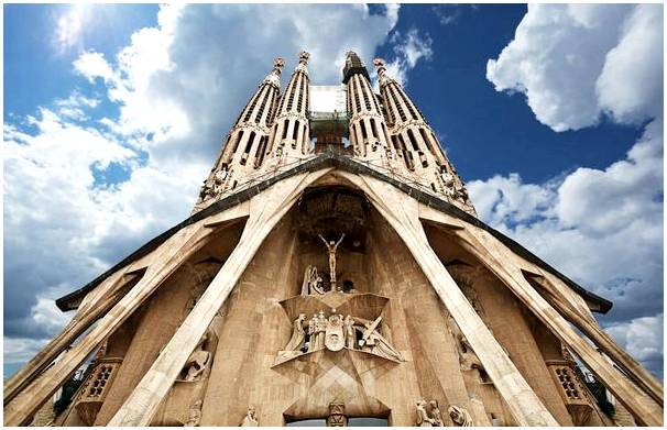 Архитектура Храма Святого Семейства в Барселоне