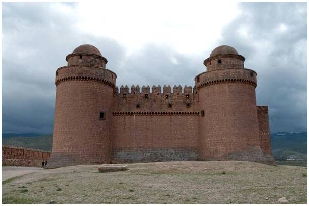 История замка Калаорра в Гранаде