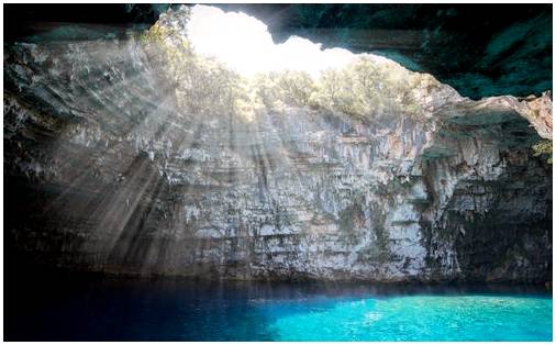 Озеро Мелиссани, кристально чистая вода в Греции