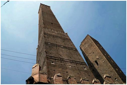 Падающие башни Гаризенда и Азинелли в Болонье