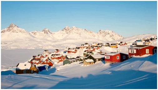 Тасиилак, красивый и красочный город в Гренландии.