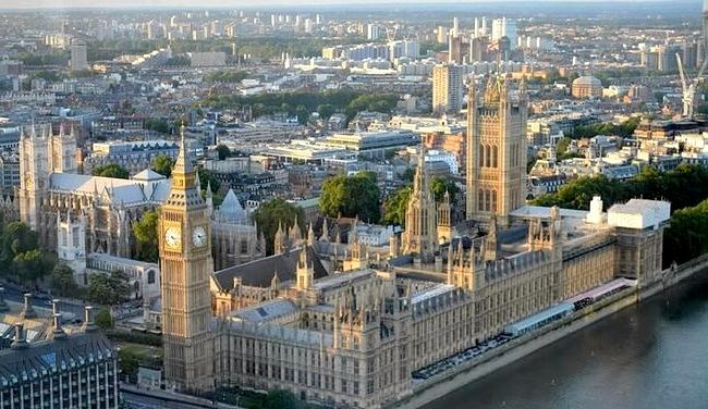 Вестминстерский дворец в Лондоне - где заседает британский парламент