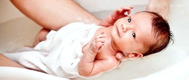 Первое купание малыша: что нужно знать родителям